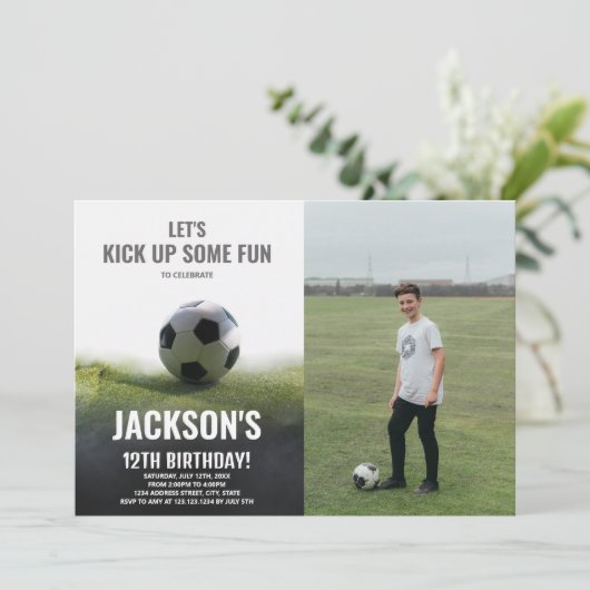 Wit en zwart voetbal verjaardagsuitnodiging kaart (Staand voorkant)