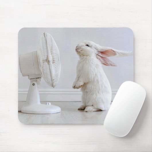 Wit Flaporige Konijn Koelt Af Muismat (Met muis)