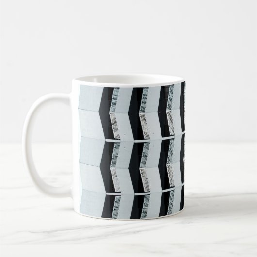 Wit geschilderd gebouw koffiemok (Links)