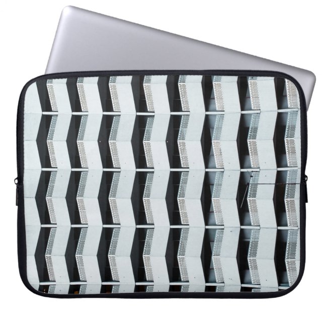 Wit geschilderd gebouw laptop sleeve (Voorkant)