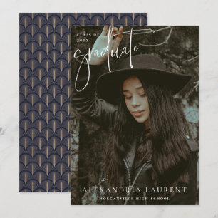 Wit geschreven portret afstudeerfoto aankondiging