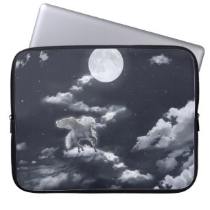 Wit gevleugeld paard: maanverlichte hemel. laptop sleeve