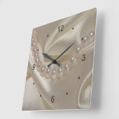 Wit Gevouwen Satijn en het Huwelijk van Parels Vierkante Klok (Hoek)