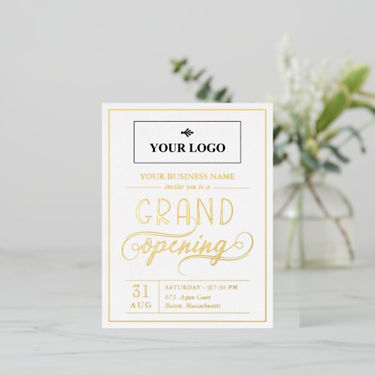 Wit & Goud Brede Logo Grand Opening Folie Uitnodiging Briefkaart (Staand Voorkant)