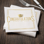 Wit & Goud Gefeliciteerd Klasse van Afstuderen Servet<br><div class="desc">Witte en gouden felicitaties servetten voor een afstudeerfeest. Het ontwerp is voorzien van een drievoudige vierkante rand,  graduatiecap en aanpasbare afstuderen jaartekst. Personaliseer het met je jaarklasse. Geschikt voor elk type afstuderen: middelbare school,  hogeschool / universiteit,  verpleegkunde,  enz.</div>