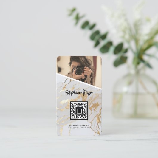 Wit Goud Marmeren Foto QR Code Moderne Fotografie Visitekaartje (Staand voorkant)