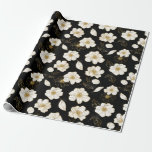 Wit gouden bloemen op zwart cadeaupapier<br><div class="desc">Elegante goud afgezette bloemen op een zwarte achtergrond,  dit inpakpapier is geweldig voor bruiloften,  bruidsfeesten,  verjaardagen of elke gelegenheid.</div>