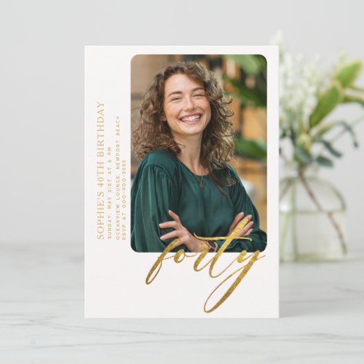 Wit Gouden Kalligrafie Moderne 40e Verjaardag Foto Kaart (Staand voorkant)