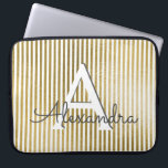 Wit & Goudfolie Gestreept Monogram & Initiaal Laptop Sleeve<br><div class="desc">Wit & Goudfolie Gestreept Monogram & Initiaal Hoesje. Dit hoesje kan worden aangepast om uw initiaal en voornaam op te nemen.</div>