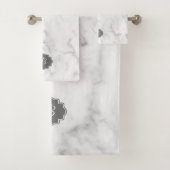 Wit & Grijs Marmeren Monogram Bad Handdoek (Insitu)