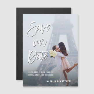 Wit handgeschreven script onze datumfoto opslaan magnetische uitnodiging