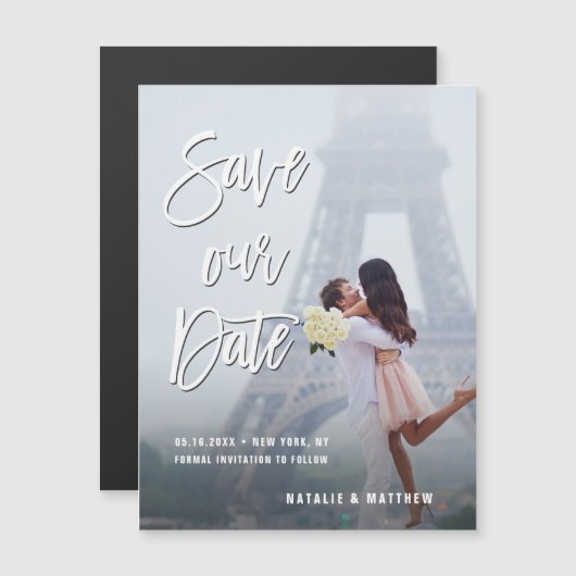 Wit handgeschreven script onze datumfoto opslaan magnetische uitnodiging (Voorkant / Achterkant)