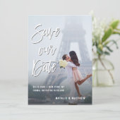 Wit handgeschreven script onze datumfotokaart opsl save the date (Staand voorkant)