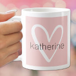 Wit Hart op Blush Roze Monogram Koffiemok<br><div class="desc">Deze stijlvolle koffie mok heeft een voornaam over een schattig wit hart op een blush roze achtergrond. MEER kleuren en bijpassende items in ons collectie.</div>