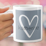 Wit hart op Dusty Blue Monogram Koffiemok<br><div class="desc">Deze stijlvolle koffie mok heeft een voornaam over een schattig wit hart op een stoffige blauwe achtergrond. MEER kleuren en bijpassende items in ons collectie.</div>