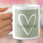 Wit Hart op Sage Groen Monogram Koffiemok<br><div class="desc">Deze stijlvolle koffie mok heeft een voornaam over een schattig wit hart op een salie groene achtergrond. MEER kleuren en bijpassende items in ons collectie.</div>