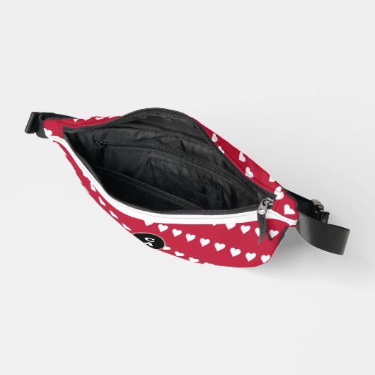 Wit hart patroon op rood monogram heuptasje (Open)