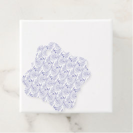 Wit inpakpapier met een subtiel, herhalend deel bedankjes labels