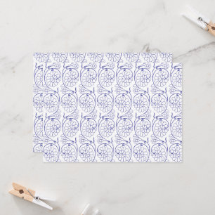 Wit inpakpapier met een subtiel, herhalend deel kaart