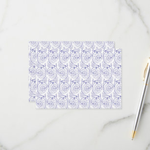 Wit inpakpapier met een subtiel, herhalend deel RSVP kaartje