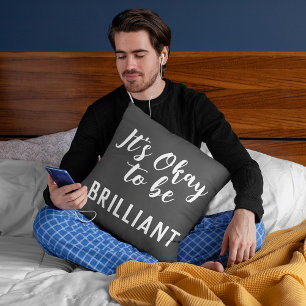 Wit is oké om een briljant citaat op donkergrijs t kussen