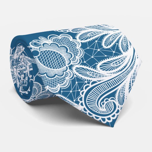 Wit Kant op Blauw Stropdas (Opgerold)