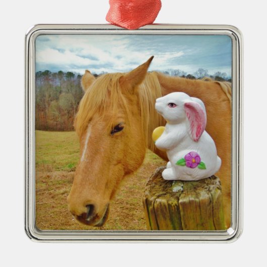Wit konijn en blond geel paard metalen ornament (Voorkant)