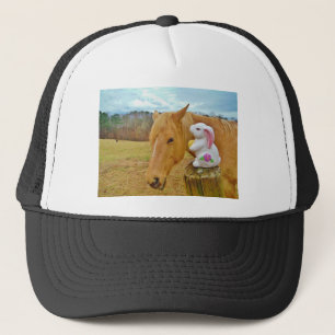 Wit konijn en blond geel paard trucker pet