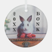 Wit konijn op antiek houten stam glas ornament (Voorkant)