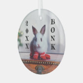 Wit konijn op antiek houten stam glas ornament (Voorkant links)