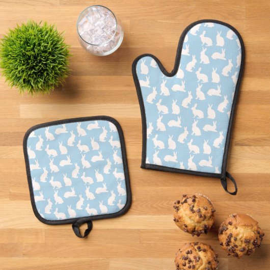 Wit Konijn Patroon Op Pastelblauw Cute Pasen Ovenwant & Pannenlap Set (Top down)