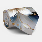 Wit & lichtblauw Zijdeachtige Bloemen op een Zijde Stropdas (Opgerold)