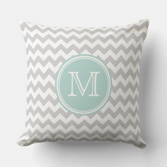 Wit & Lichtgrijs zigzag Chevron Patroon Monogram Kussen (Voorkant)
