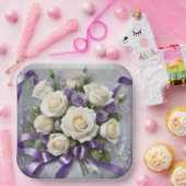 Wit, lila rozen boeket, witte linten papieren bordje (Feest)