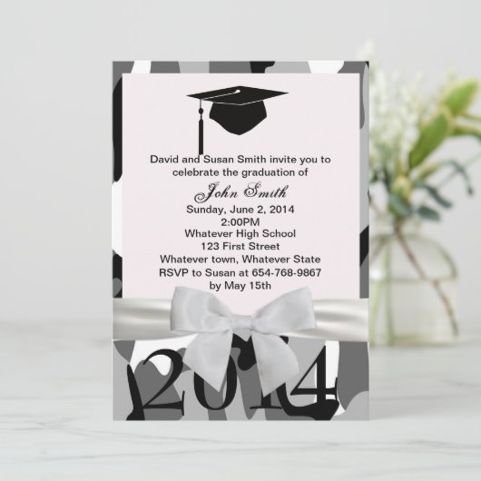 Wit lint en grijs camo Afstuderen uitnodiging (Staand voorkant)