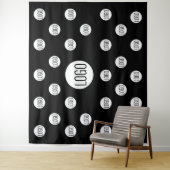 Wit logo op zwarte achtergrond van het bedrijf in  wandkleed (In situ)