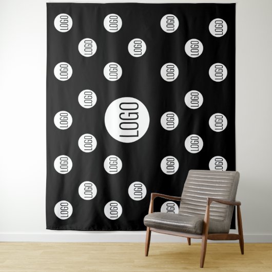 Wit logo op zwarte achtergrond van het bedrijf in wandkleed (In situ)