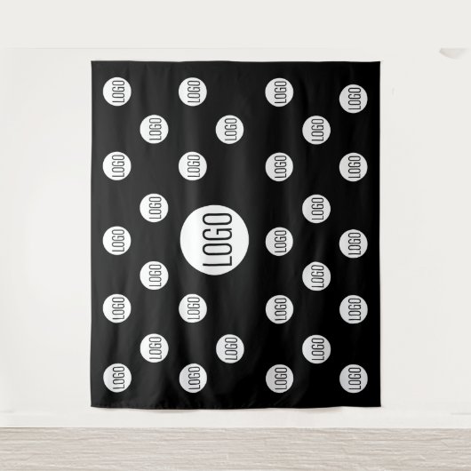 Wit logo op zwarte achtergrond van het bedrijf in wandkleed (Voorkant)