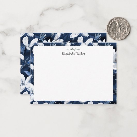 Wit Magnolia bloemenpatroon, donkerblauw Notitiekaartje (Voorkant / Achterkant in situ)