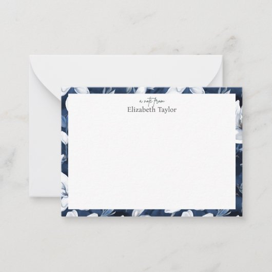 Wit Magnolia bloemenpatroon, donkerblauw Notitiekaartje (Voorkant)