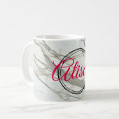 Wit marmer chic fuchsia ontwerp aangepaste naam koffiemok (Voorkant links)