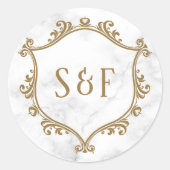 Wit Marmer en Gouden Badge Monogram Envelopzegel Ronde Sticker (Voorkant)
