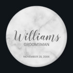 Wit marmer modern script gepersonaliseerde groomsm magneet<br><div class="desc">Gepersonaliseerde Groomsman Gifts met gepersonaliseerde groomsman's naam in grijs modern script lettertype stijl met titel en trouwdatum in moderne sans serif lettertype stijl op witte marmeren achtergrond. Ook perfect voor beste man, vader van de bruid, bruidsmeisje, bruidsmeisje, moeder van de bruid en meer. Let op: De marmeren details worden gesimuleerd...</div>