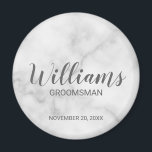 Wit marmer modern script gepersonaliseerde groomsm magneet<br><div class="desc">Gepersonaliseerde Groomsman Gifts met gepersonaliseerde groomsman's naam in grijs modern script lettertype stijl met titel en trouwdatum in moderne sans serif lettertype stijl op witte marmeren achtergrond. Ook perfect voor beste man, vader van de bruid, bruidsmeisje, bruidsmeisje, moeder van de bruid en meer. Let op: De marmeren details worden gesimuleerd...</div>