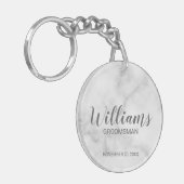 Wit marmer modern script gepersonaliseerde groomsm sleutelhanger (Voorkant Links)