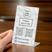 Wit marmer reclamebord met voetstuk