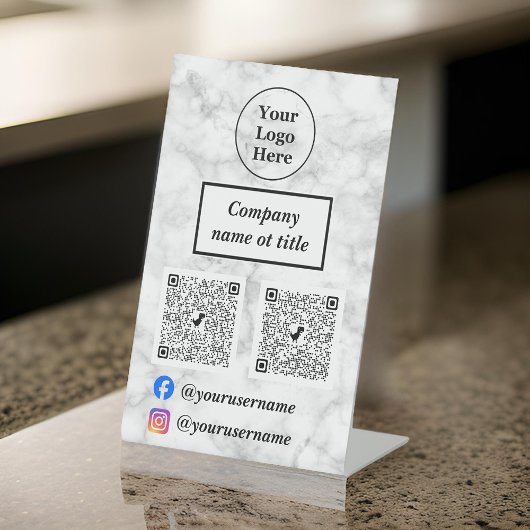 Wit marmer reclamebord met voetstuk