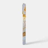 Wit marmeren chic gouden glinsterend monogram iPhone 15 case (Linkerkant)