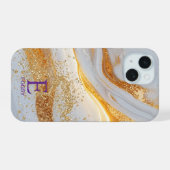 Wit marmeren chic gouden glinsterend monogram iPhone 15 case (Achterkant horizontaal)