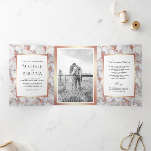 Wit Marmeren Roos Gouden Folie Foto Bruiloft Drieluik Uitnodiging (Binnen)